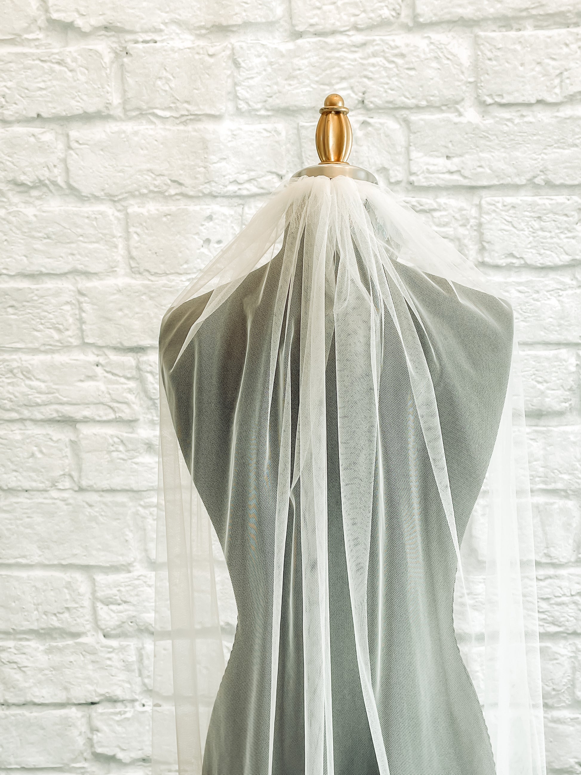 A close up of the top of the Haven veil, showing off the gathered tulle sewn to a comb. 