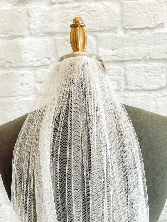 A close up image of the combe of the Jane veil made in a soft tulle. 